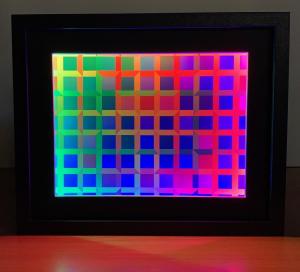 Closed Quadrilateral Lattice with Color-Shifting Frame